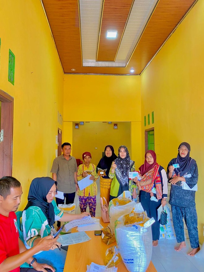 Aparatur Kampung Lingai Distribusikan Bantuan